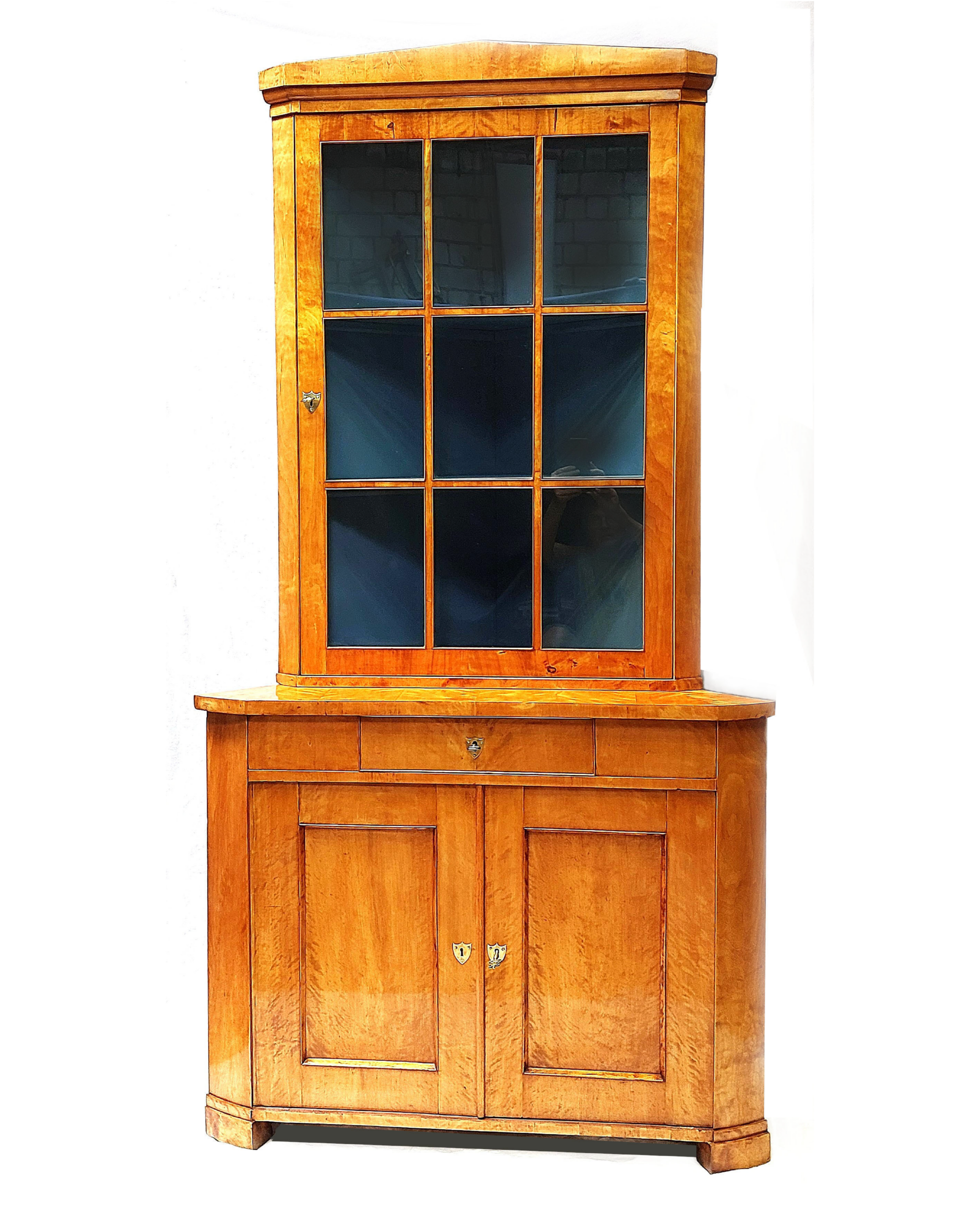 Biedermeier-Eckvitrine